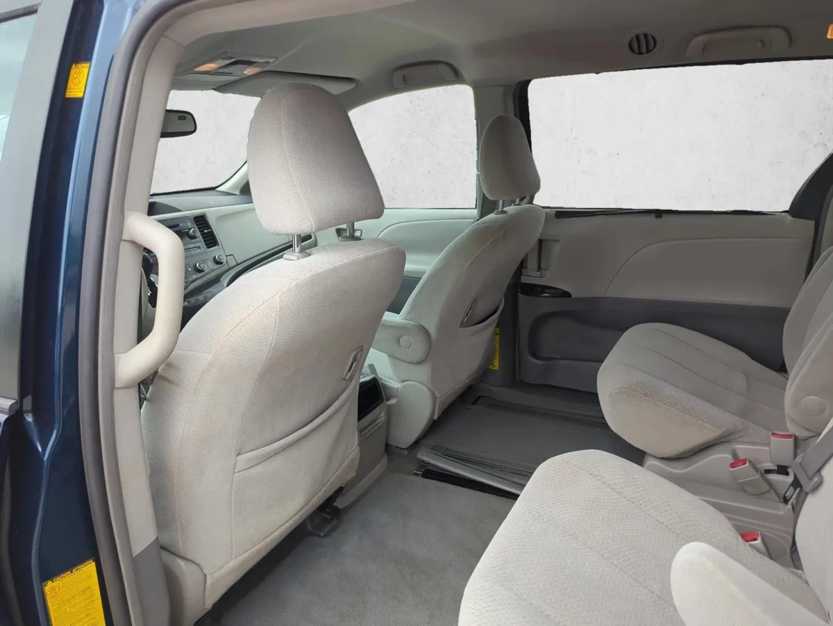 2011 Toyota Sienna LE V6 thumbnail 17