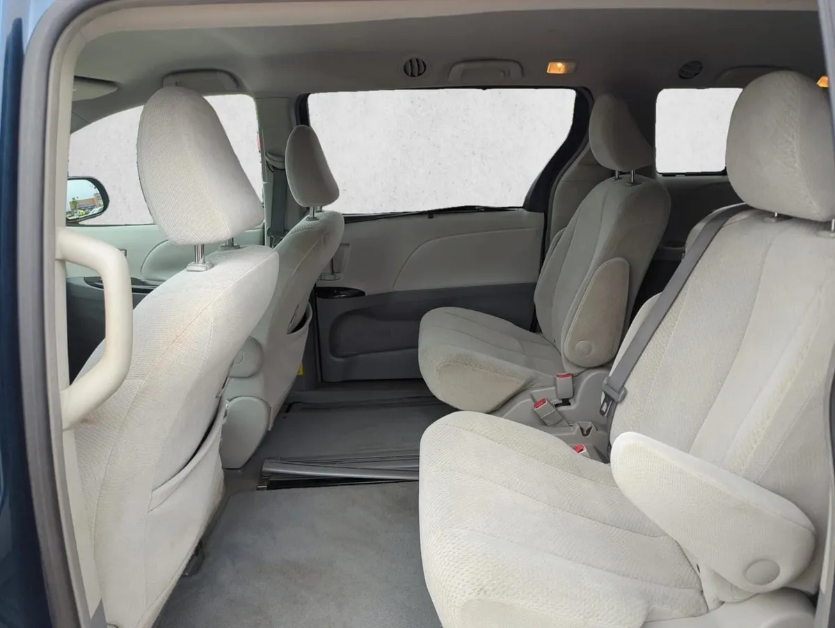 2011 Toyota Sienna LE V6 thumbnail 18