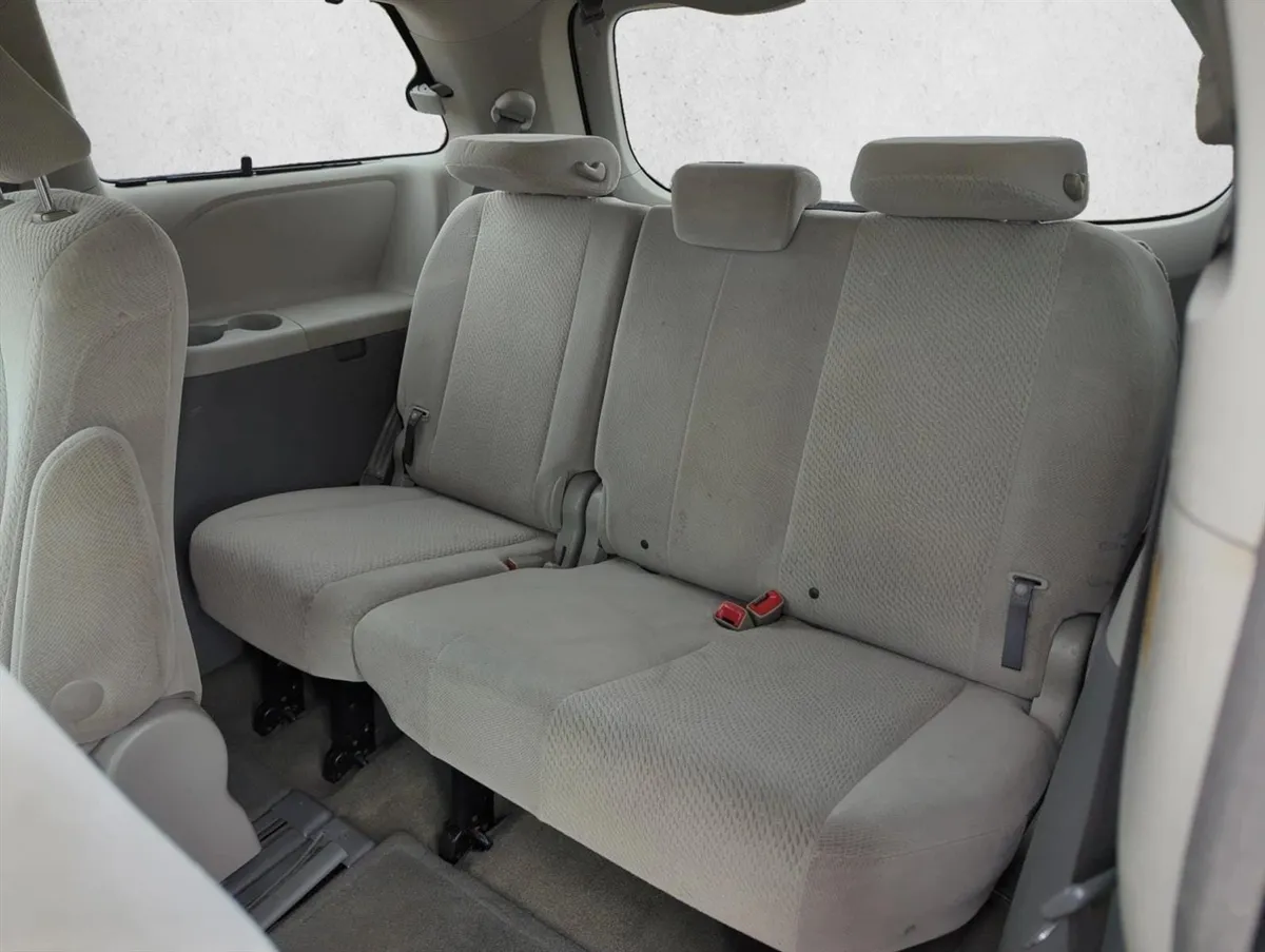 2011 Toyota Sienna LE V6 thumbnail 19