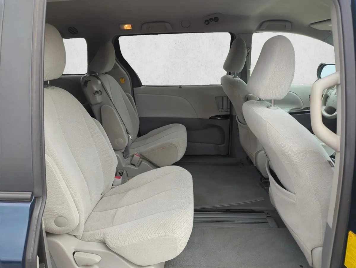 2011 Toyota Sienna LE V6 thumbnail 21