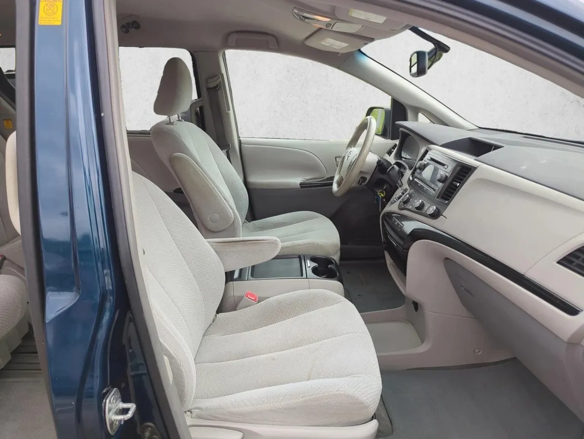 2011 Toyota Sienna LE V6 thumbnail 23