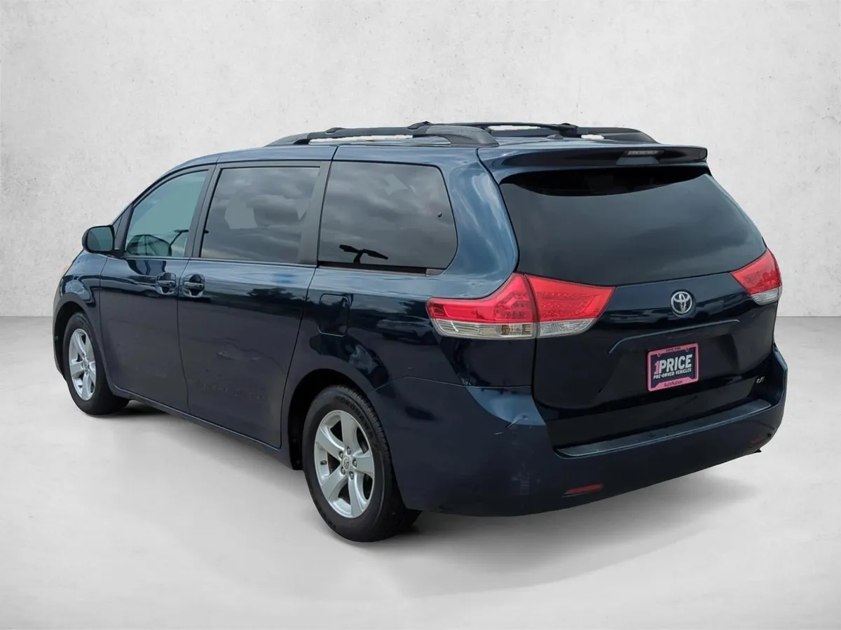 2011 Toyota Sienna LE V6 thumbnail 5