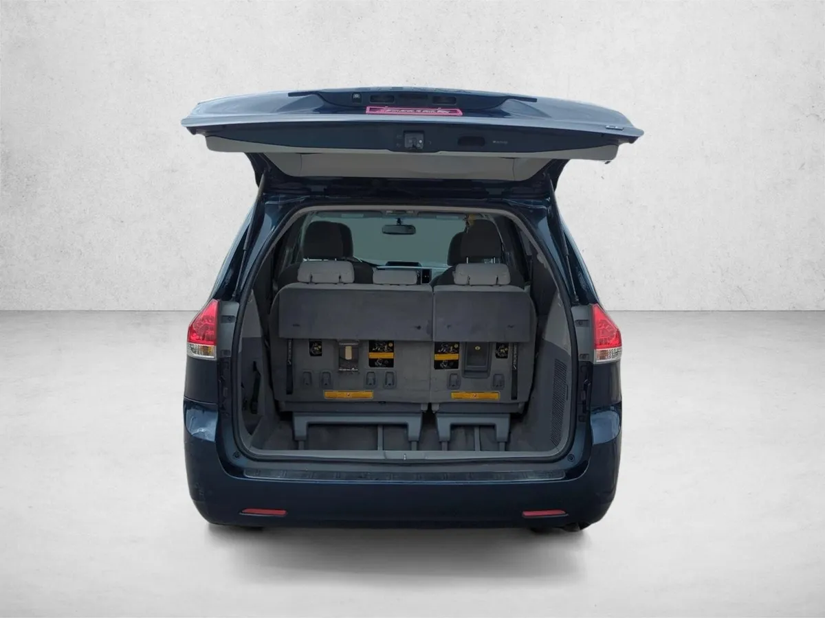 2011 Toyota Sienna LE V6 thumbnail 9