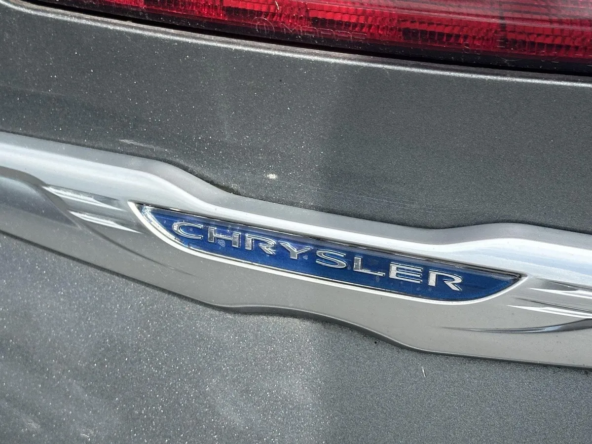 2012 Chrysler 300 Limited thumbnail 10