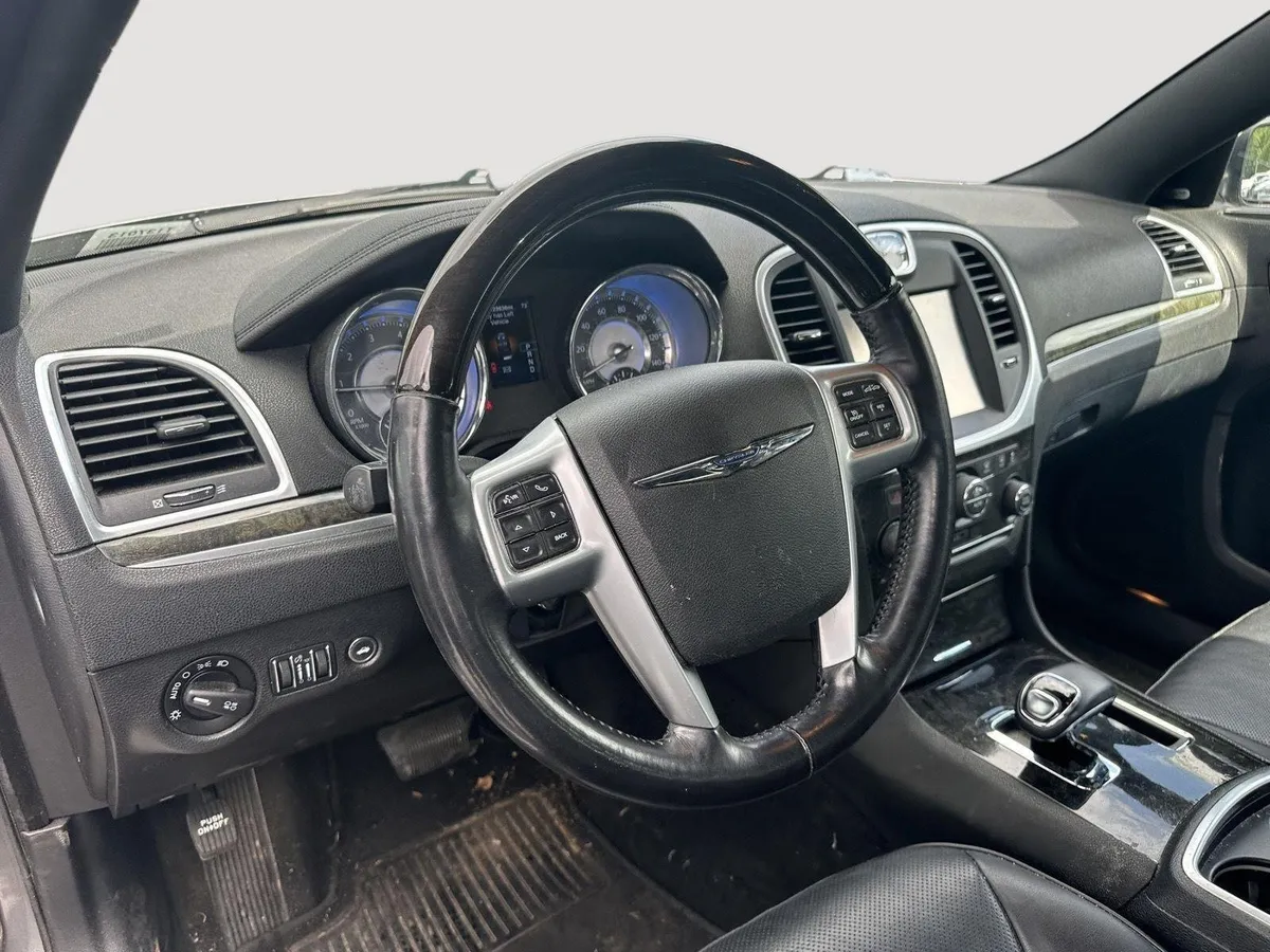 2012 Chrysler 300 Limited thumbnail 11