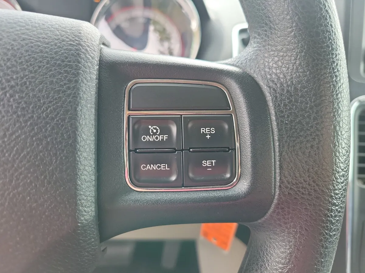 2012 Dodge Grand Caravan SXT thumbnail 17