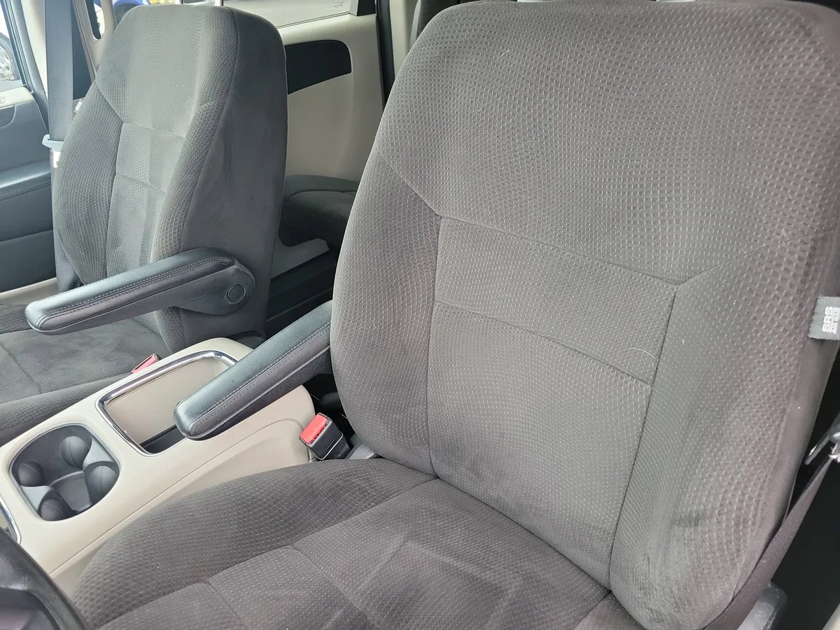 2012 Dodge Grand Caravan SXT thumbnail 5