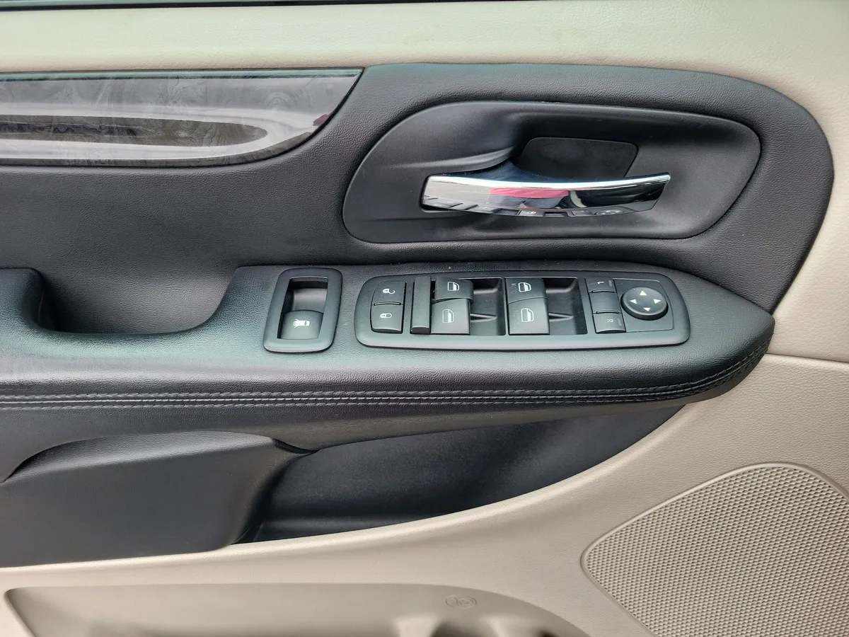 2012 Dodge Grand Caravan SXT thumbnail 6