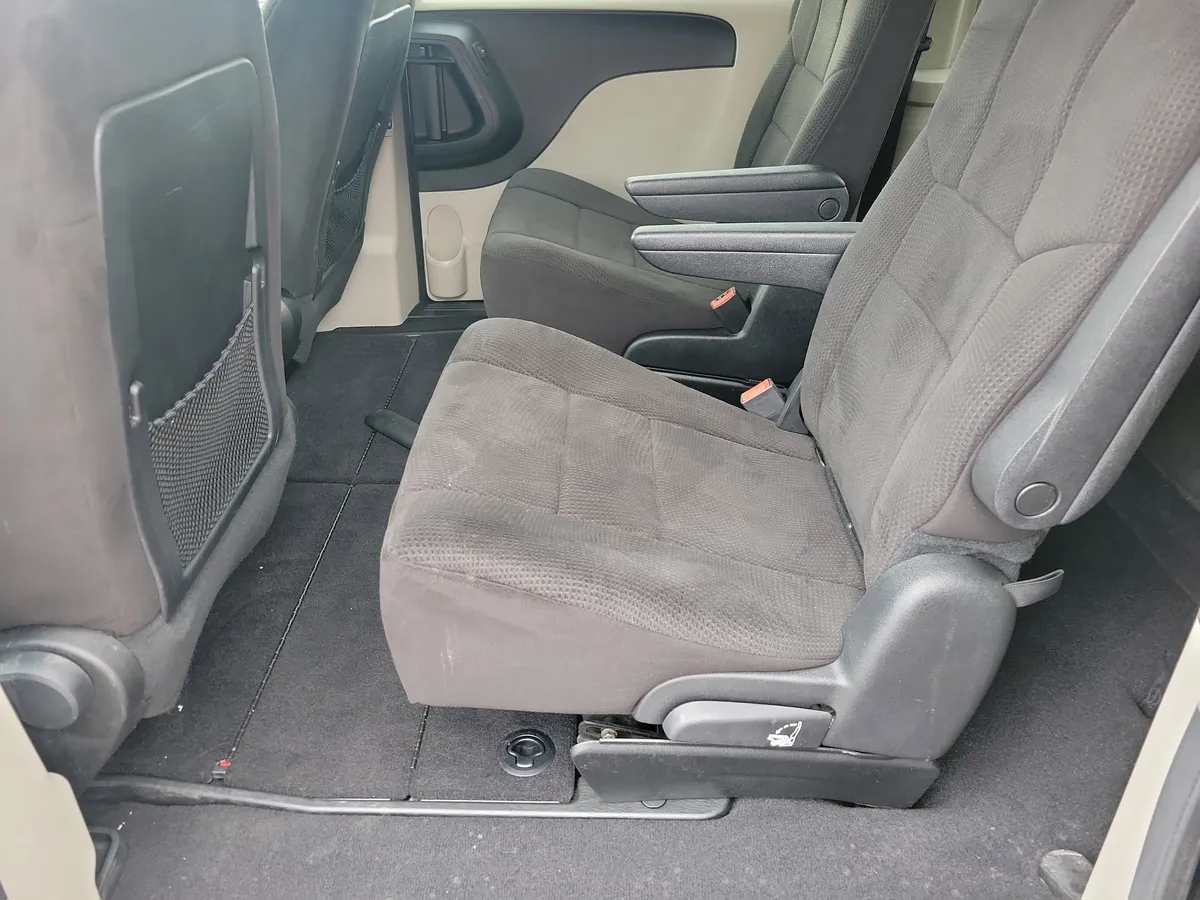 2012 Dodge Grand Caravan SXT thumbnail 7