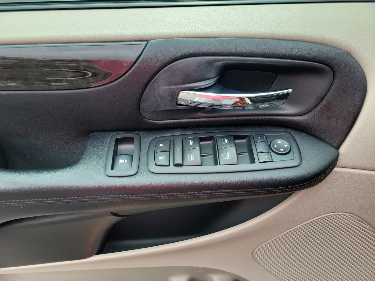 2012 Dodge Grand Caravan SXT thumbnail 6
