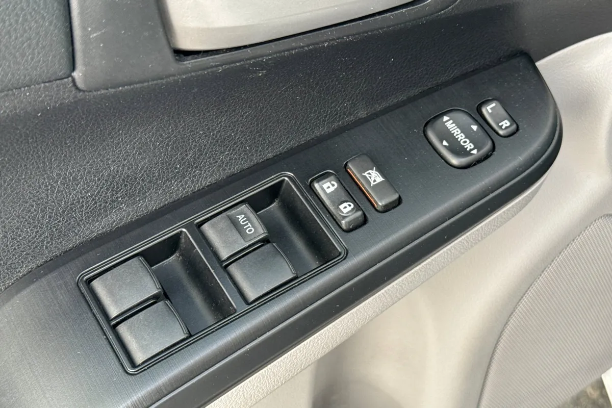 2012 Toyota Camry LE thumbnail 12