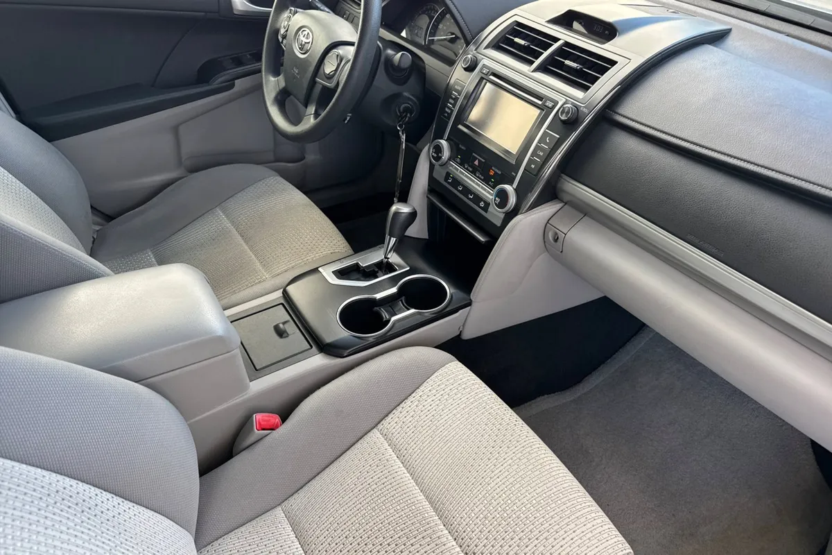2012 Toyota Camry LE thumbnail 18