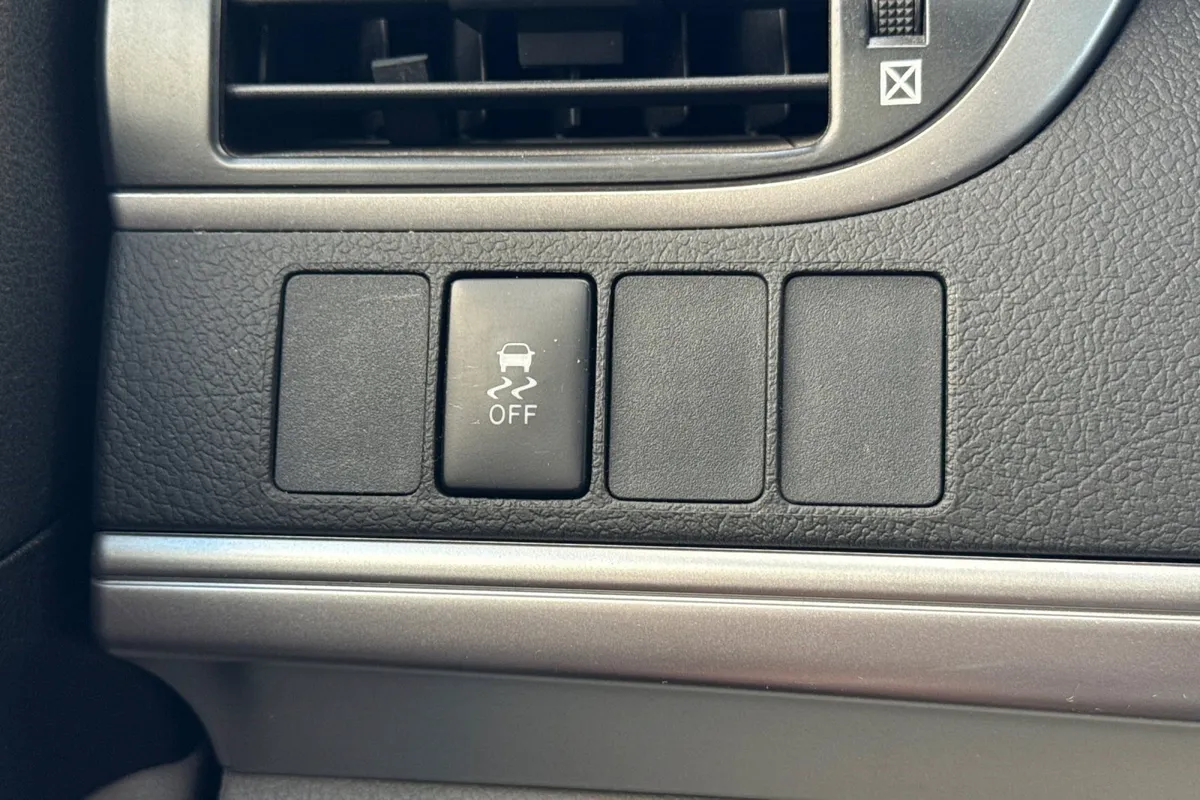 2012 Toyota Camry LE thumbnail 32