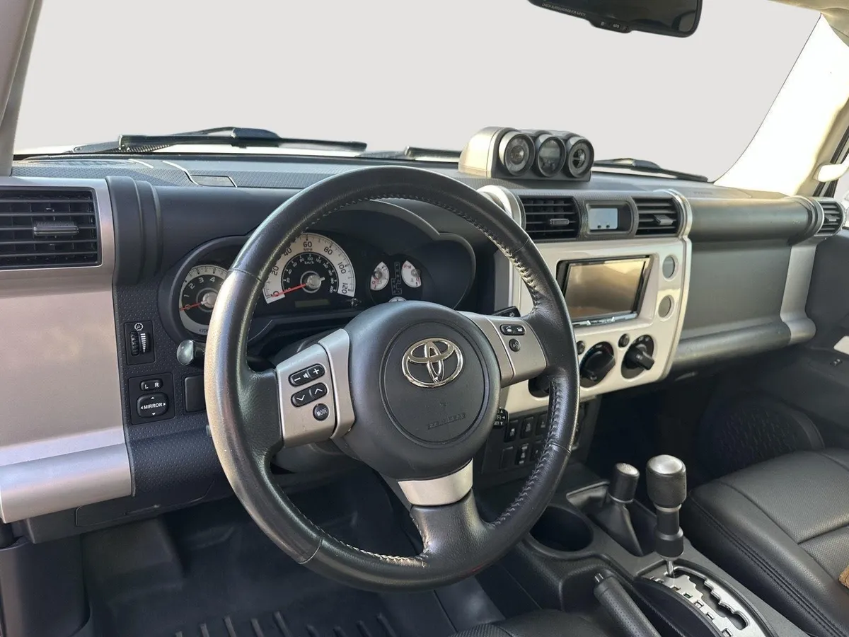 2012 Toyota FJ Cruiser Base thumbnail 10