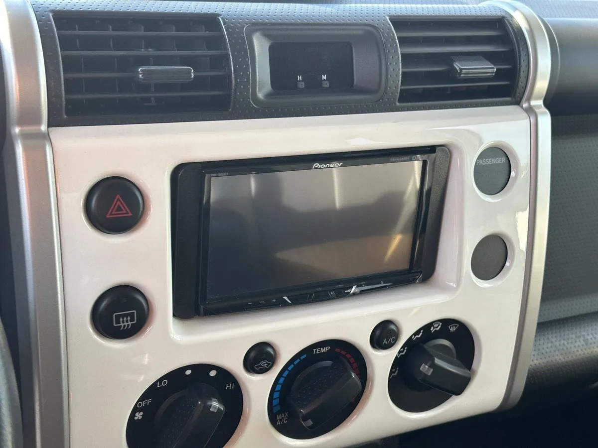 2012 Toyota FJ Cruiser Base thumbnail 11