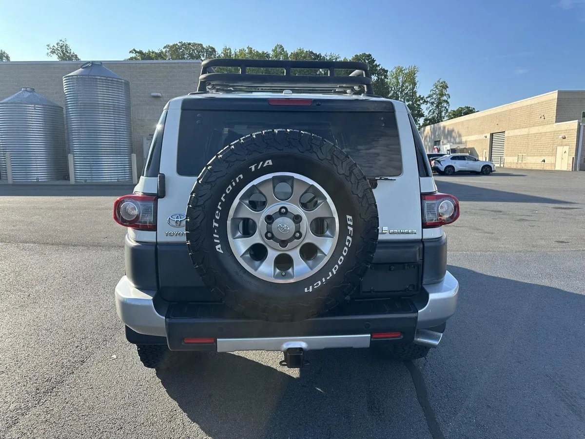 2012 Toyota FJ Cruiser Base thumbnail 7