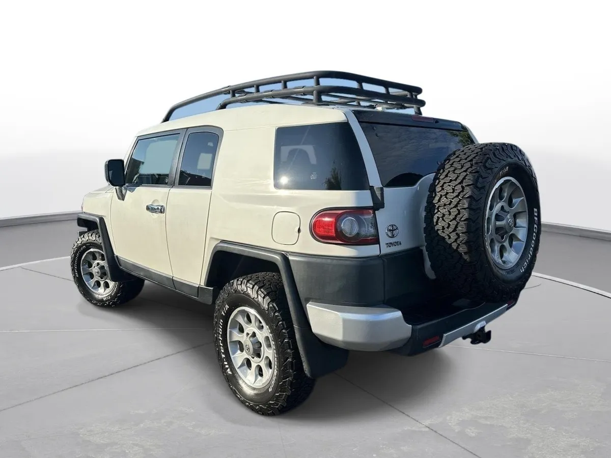 2012 Toyota FJ Cruiser Base thumbnail 8