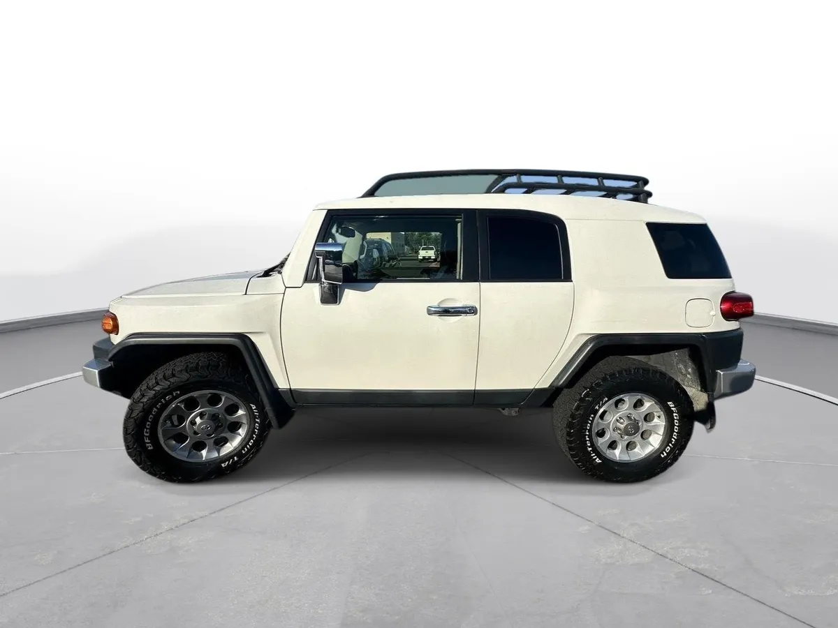 2012 Toyota FJ Cruiser Base thumbnail 9