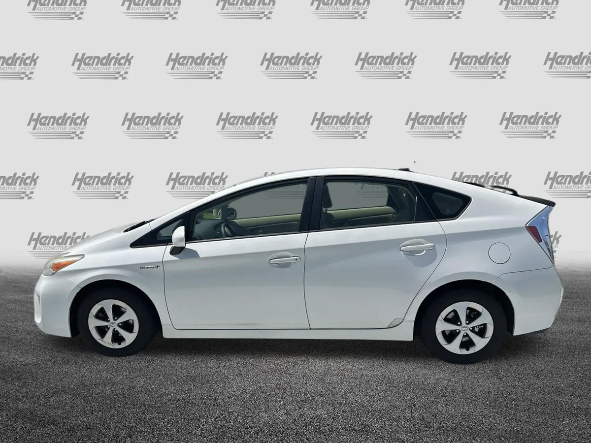 2012 Toyota Prius Three thumbnail 6