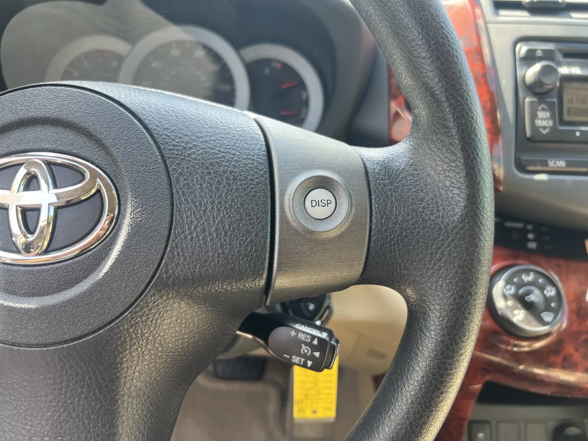 2012 Toyota RAV4 thumbnail 18