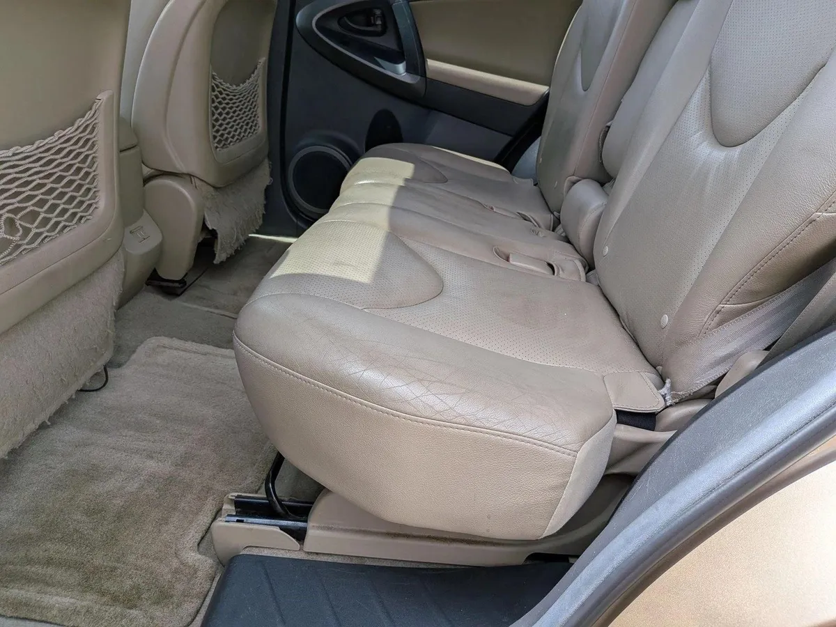 2012 Toyota RAV4 Limited 4WD thumbnail 16