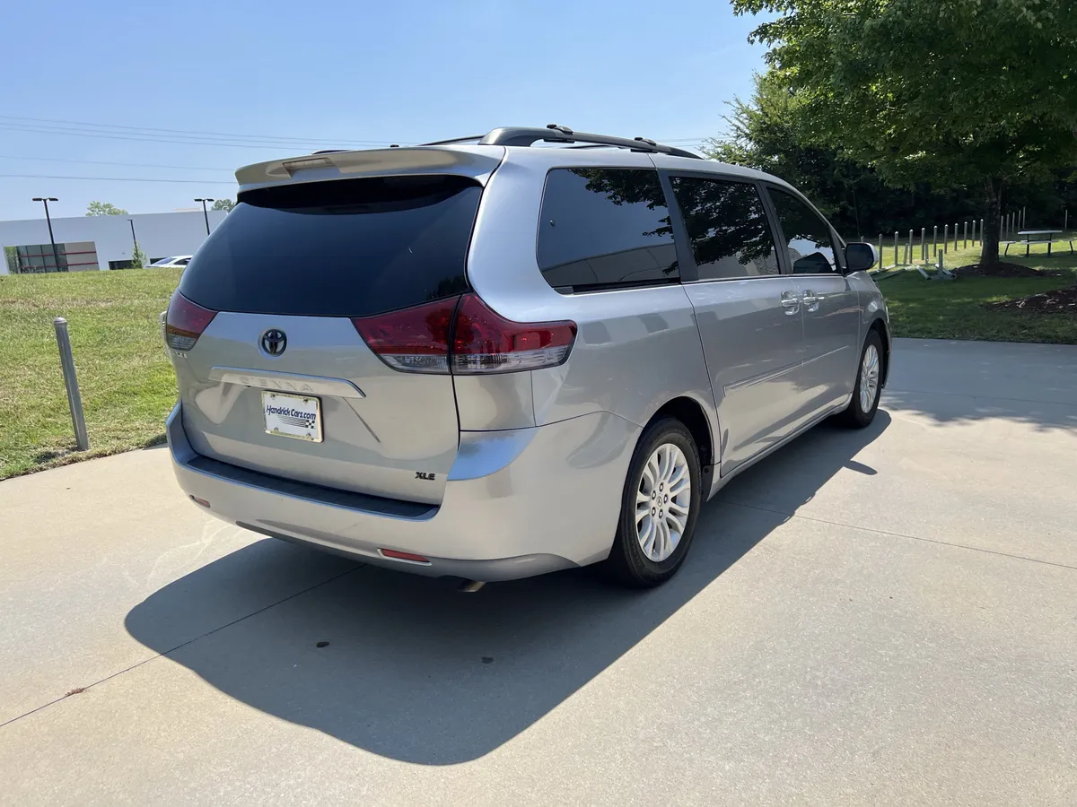 2012 Toyota Sienna XLE thumbnail 10