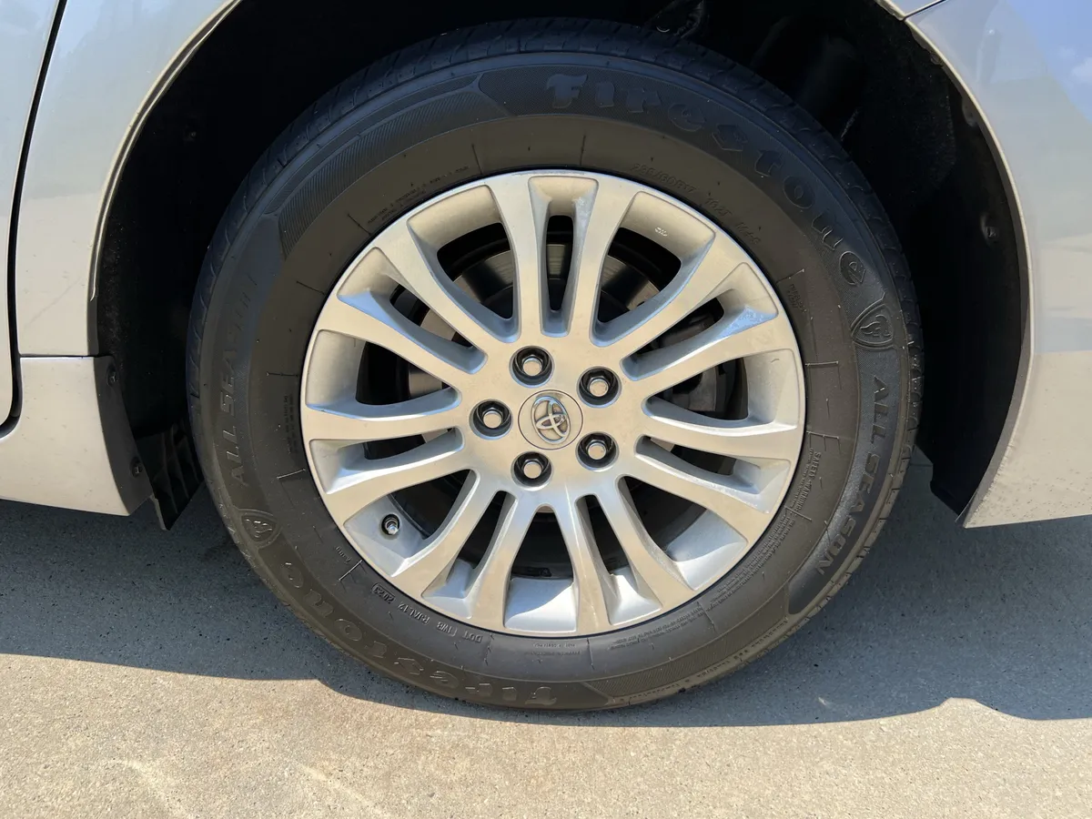 2012 Toyota Sienna XLE thumbnail 12