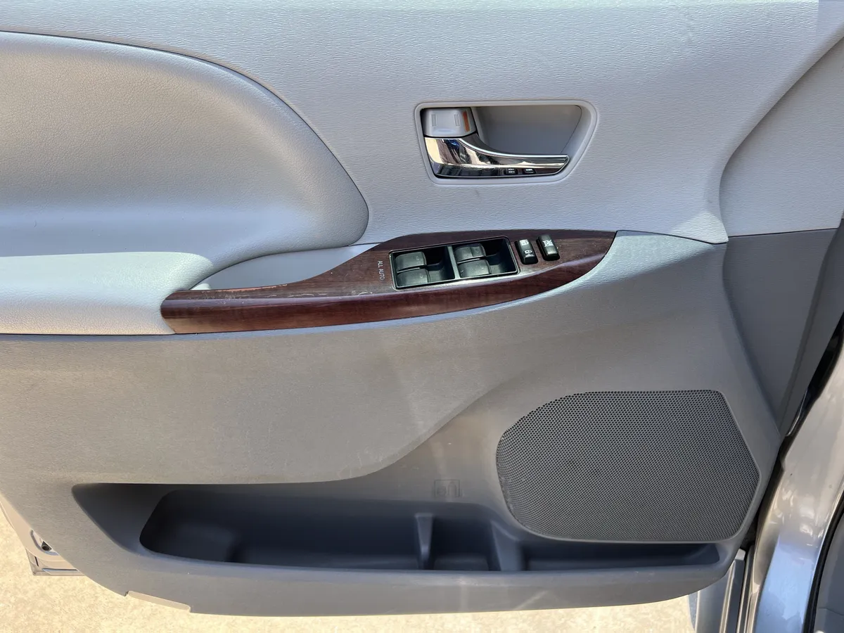 2012 Toyota Sienna XLE thumbnail 13