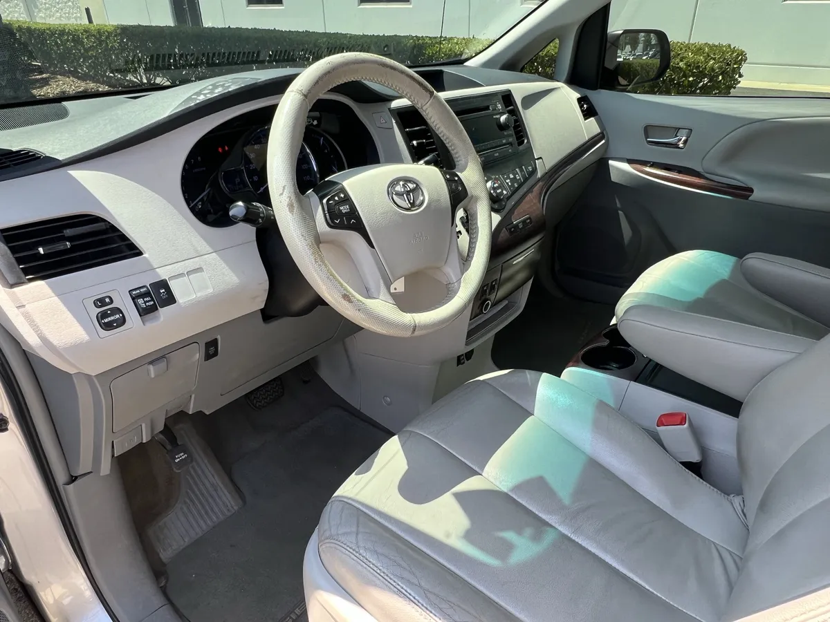 2012 Toyota Sienna XLE thumbnail 16