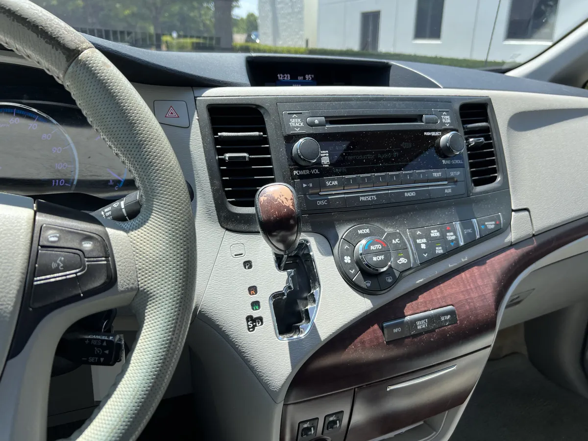 2012 Toyota Sienna XLE thumbnail 17