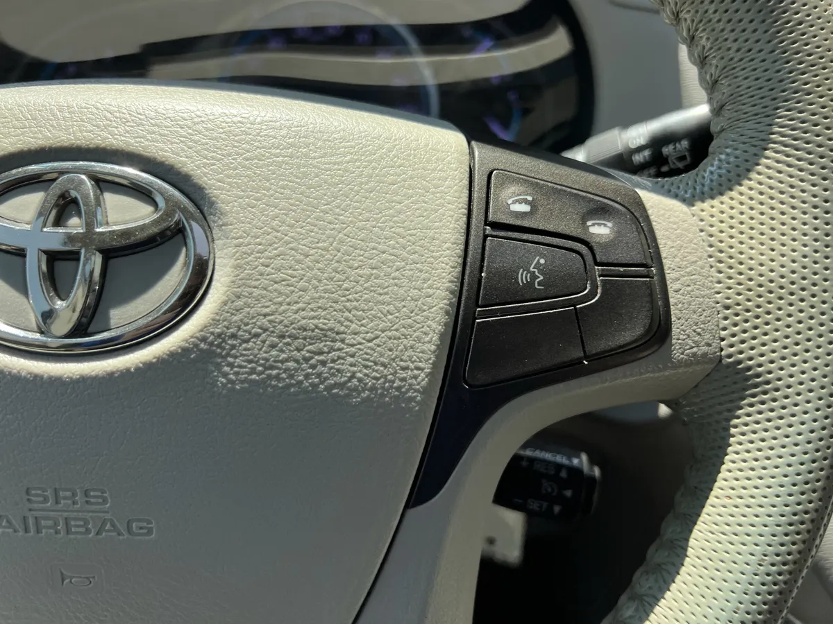 2012 Toyota Sienna XLE thumbnail 19