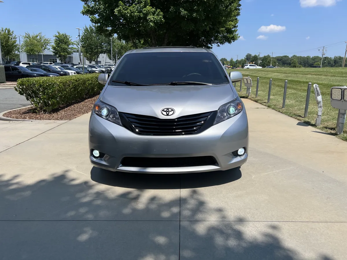 2012 Toyota Sienna XLE thumbnail 2