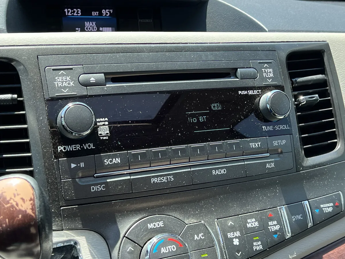 2012 Toyota Sienna XLE thumbnail 22