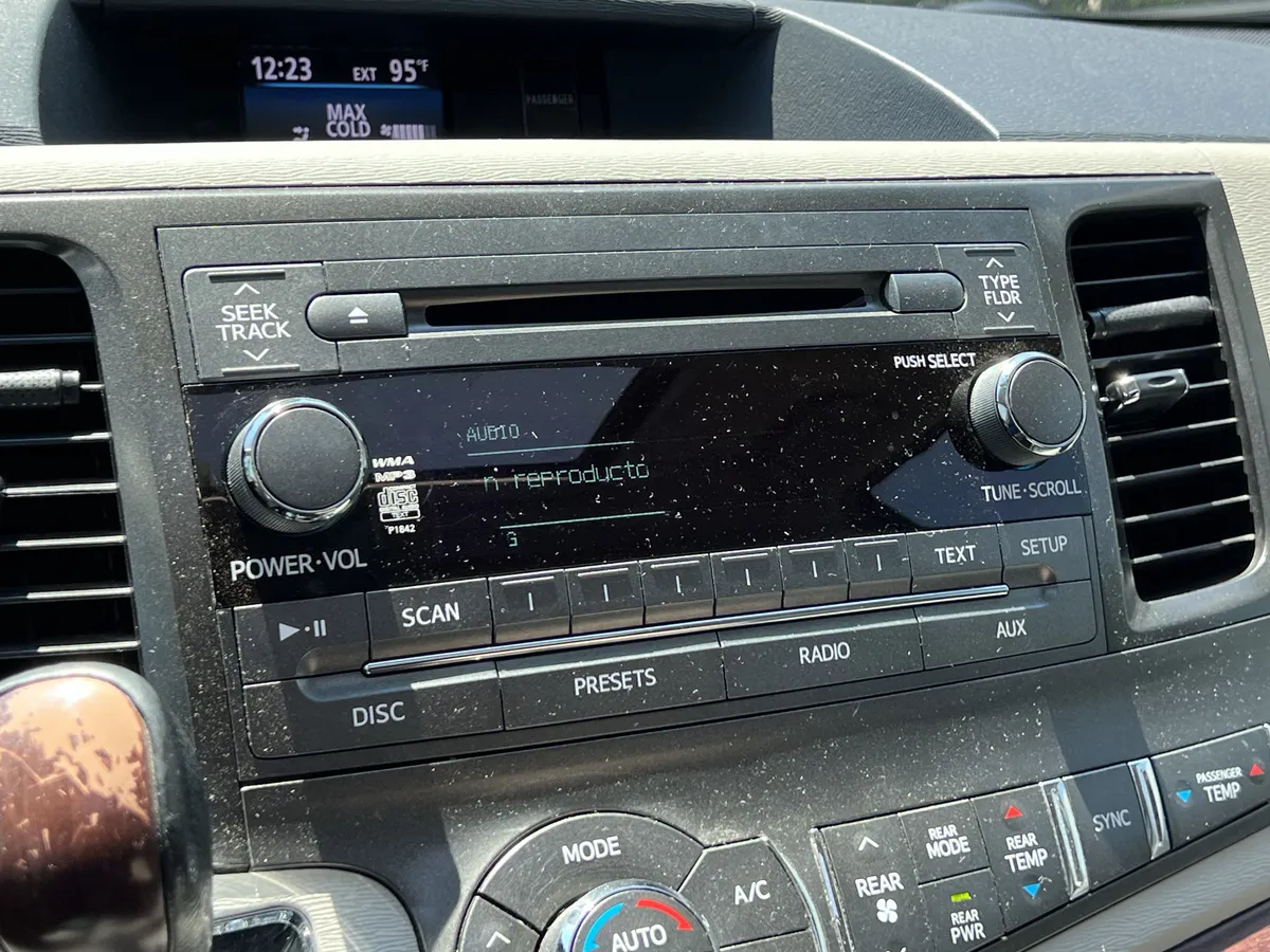 2012 Toyota Sienna XLE thumbnail 24