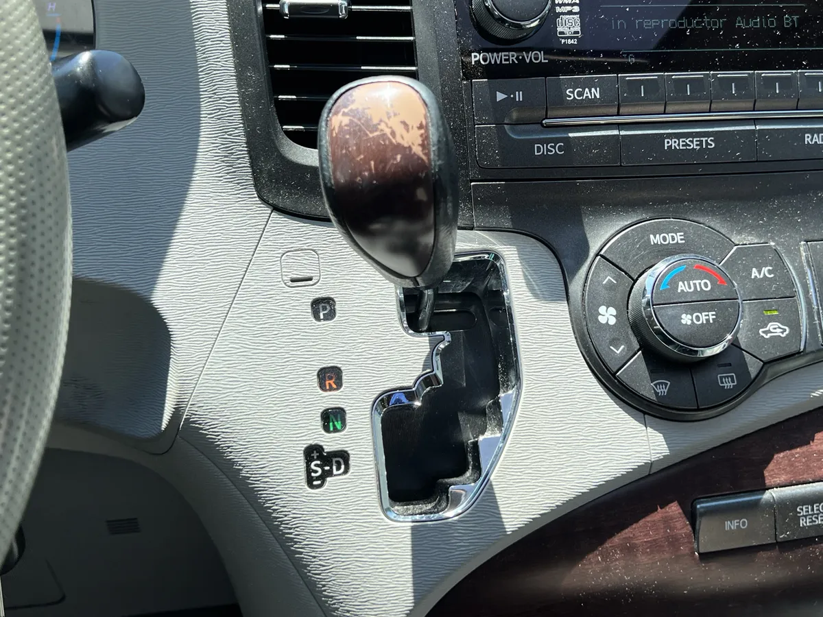 2012 Toyota Sienna XLE thumbnail 25