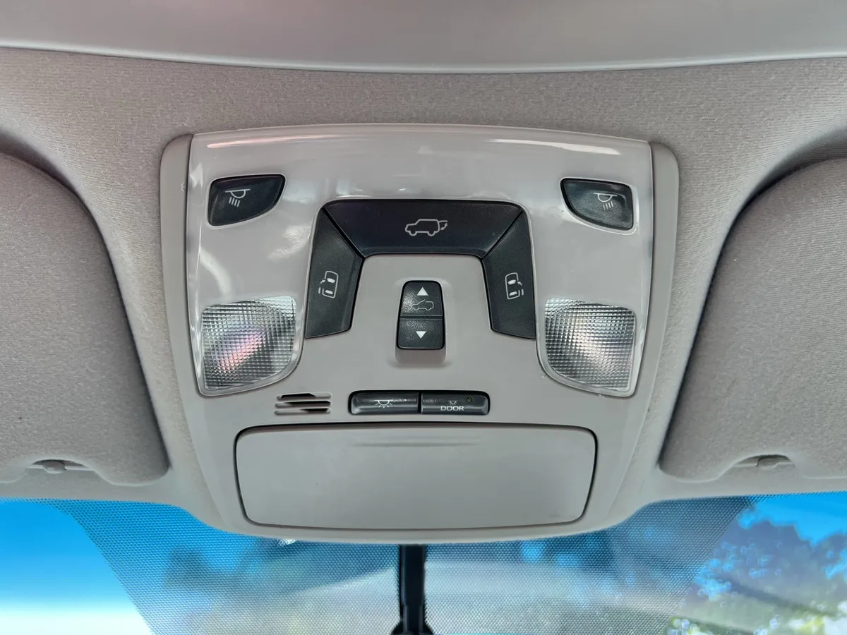 2012 Toyota Sienna XLE thumbnail 27