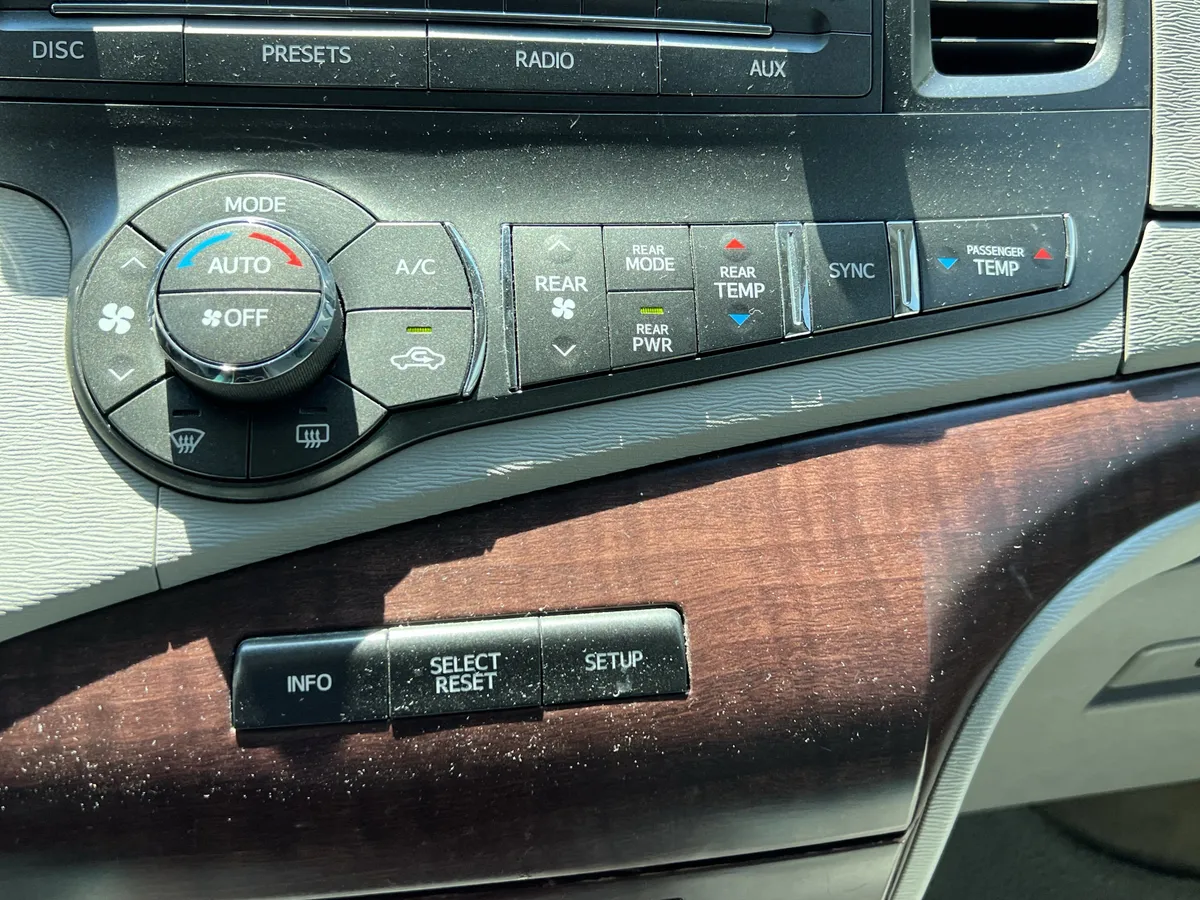 2012 Toyota Sienna XLE thumbnail 29