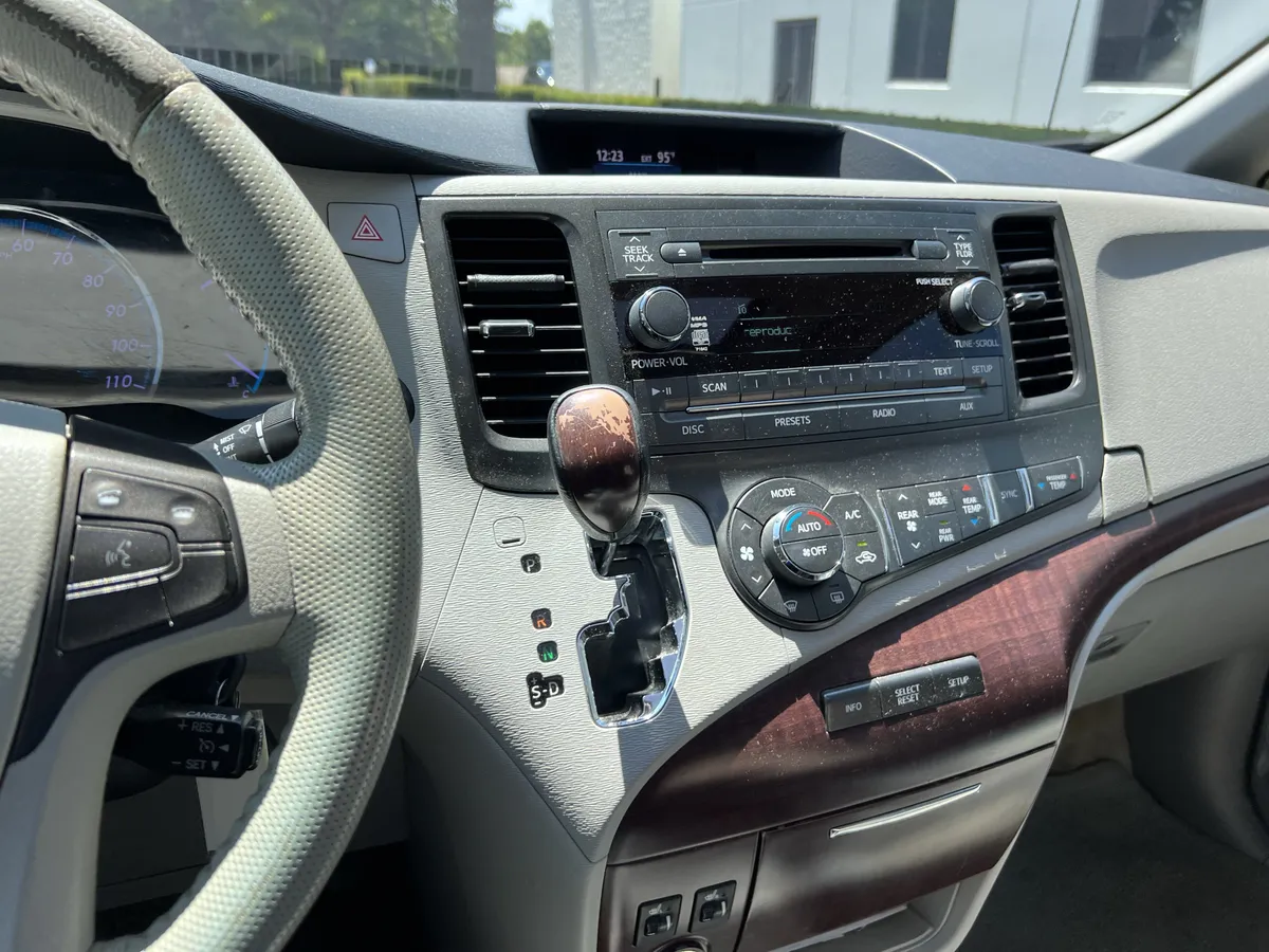 2012 Toyota Sienna XLE thumbnail 30