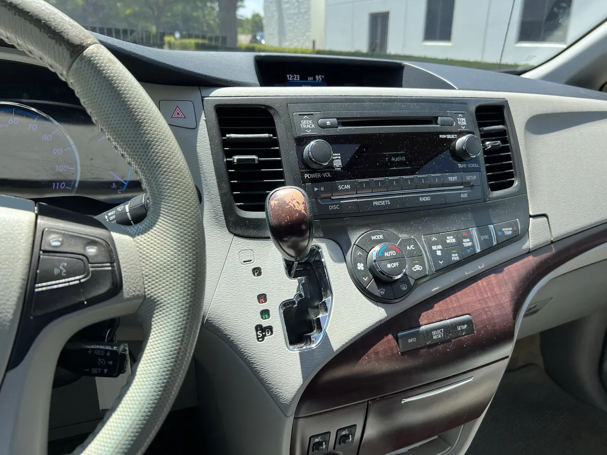 2012 Toyota Sienna XLE thumbnail 31