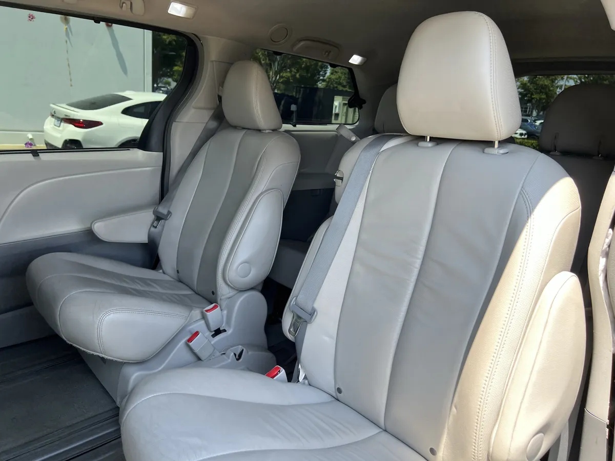 2012 Toyota Sienna XLE thumbnail 32