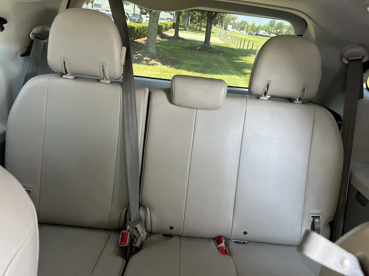 2012 Toyota Sienna XLE thumbnail 33
