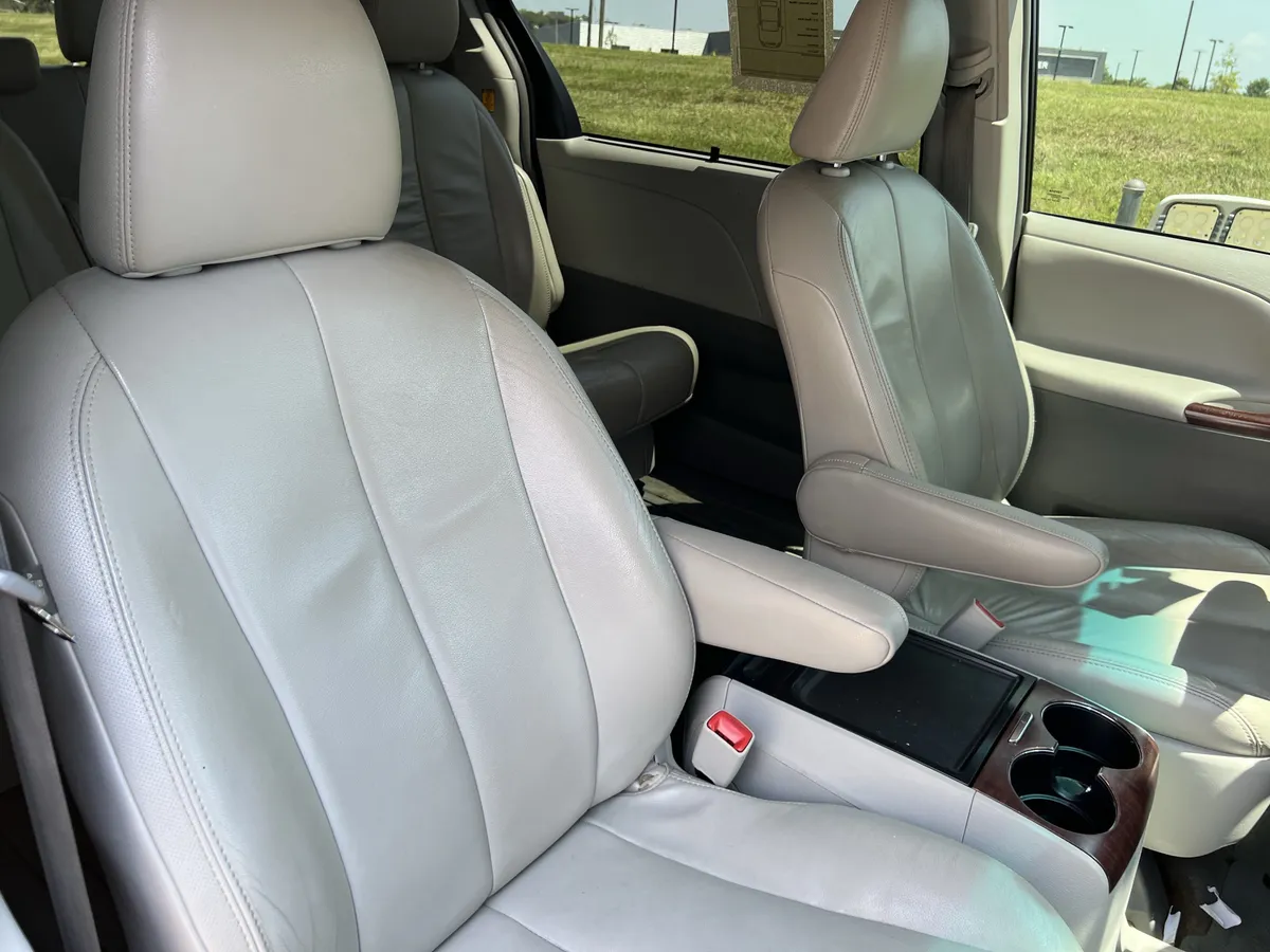 2012 Toyota Sienna XLE thumbnail 34