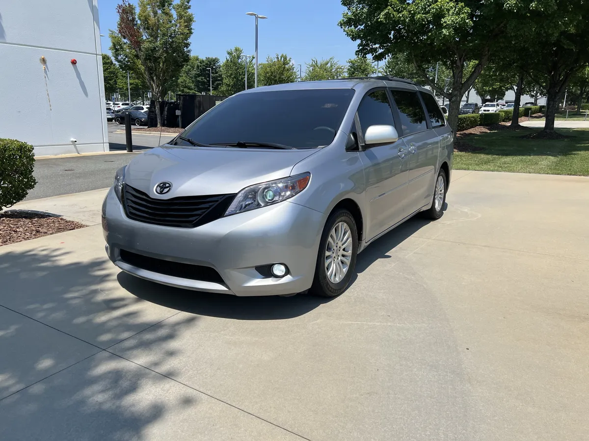 2012 Toyota Sienna XLE thumbnail 5