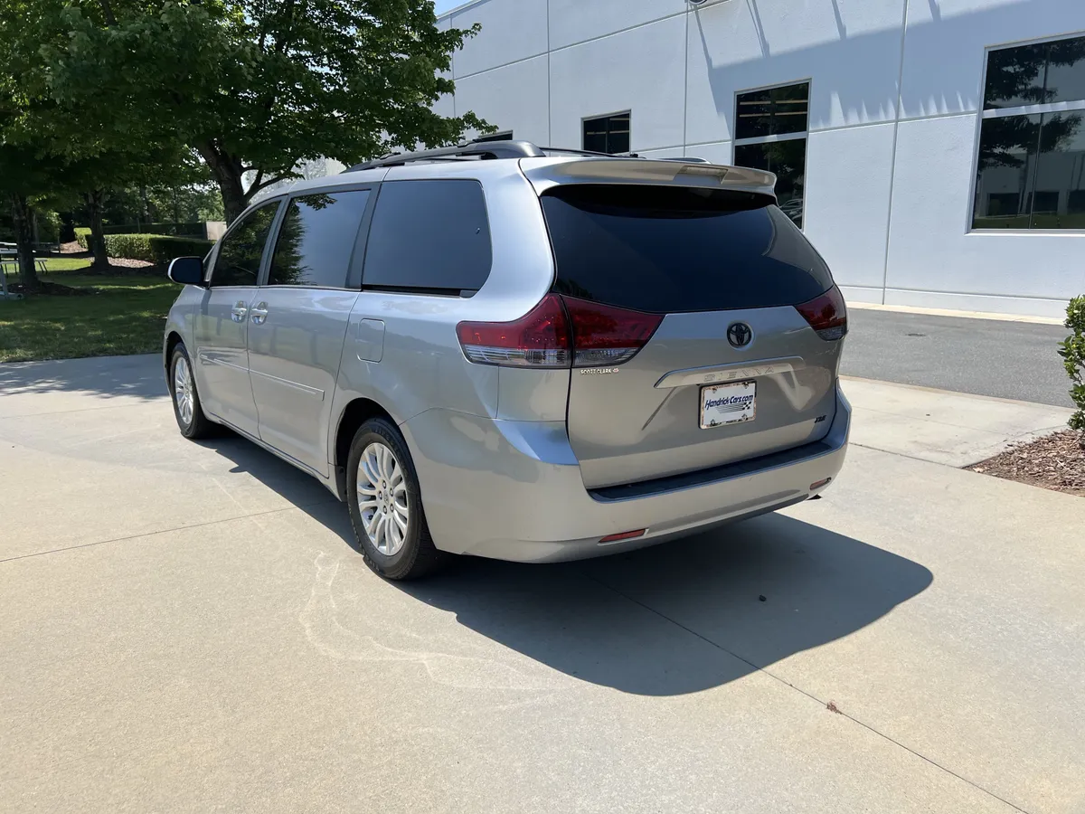 2012 Toyota Sienna XLE thumbnail 7