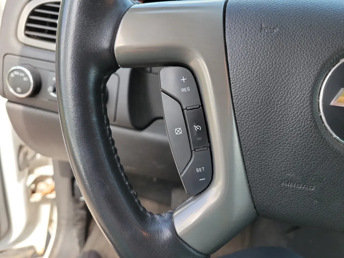 2013 Chevrolet Suburban 1500 LS thumbnail 17