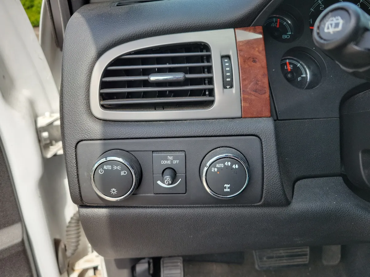 2013 Chevrolet Suburban 1500 LS thumbnail 19