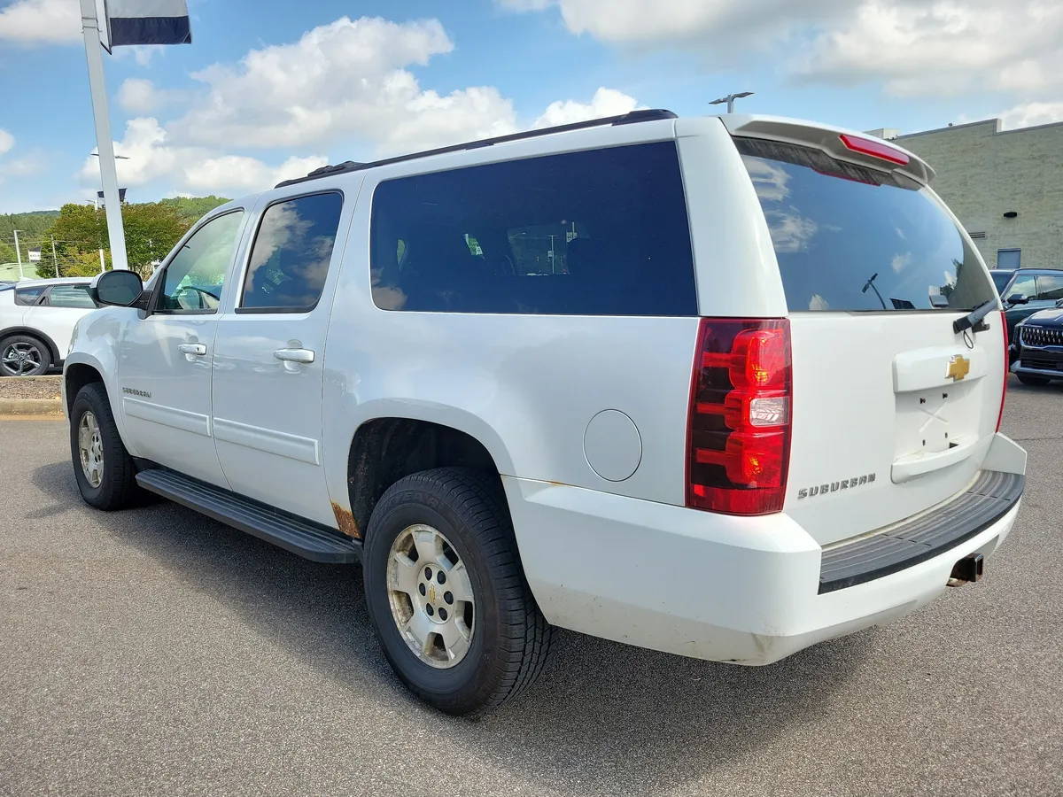 2013 Chevrolet Suburban 1500 LS thumbnail 3