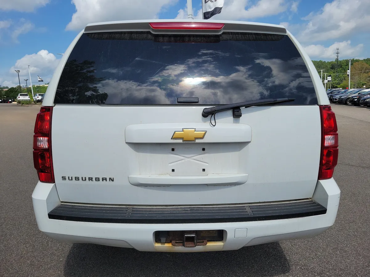 2013 Chevrolet Suburban 1500 LS thumbnail 4