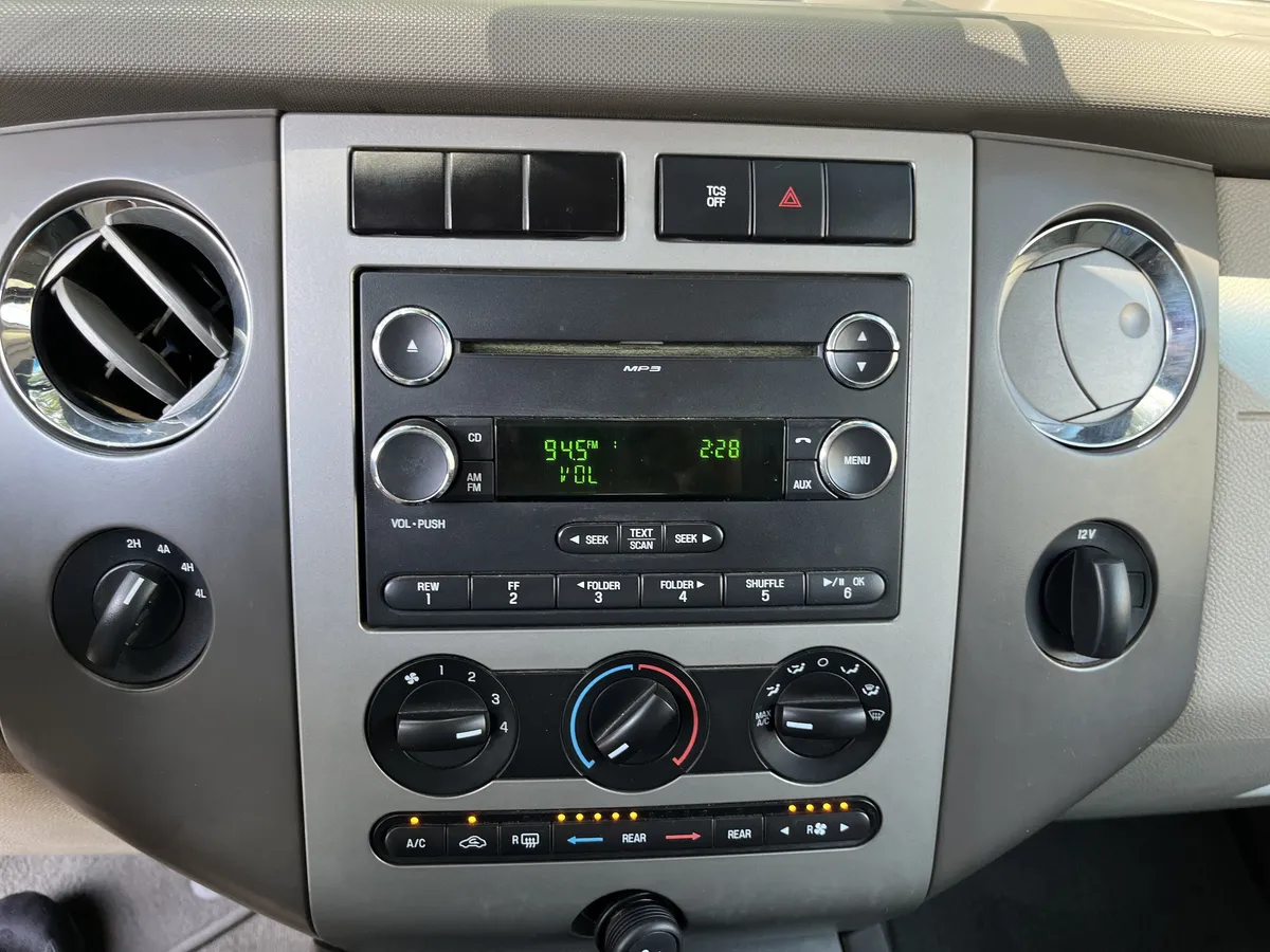 2013 Ford Expedition XL thumbnail 16