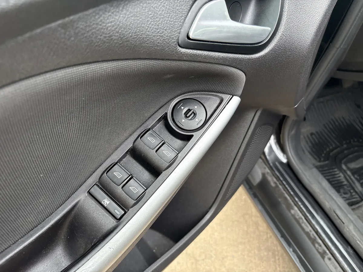 2013 Ford Focus SE thumbnail 14